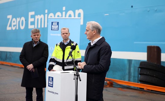 Statsminister Jonas Gahr Støre taler under lanseringen av Yara Birkeland, med fiskeri- og havminister Bjørnar Skjæran og Yara-sjef Svein Tore Holsether.