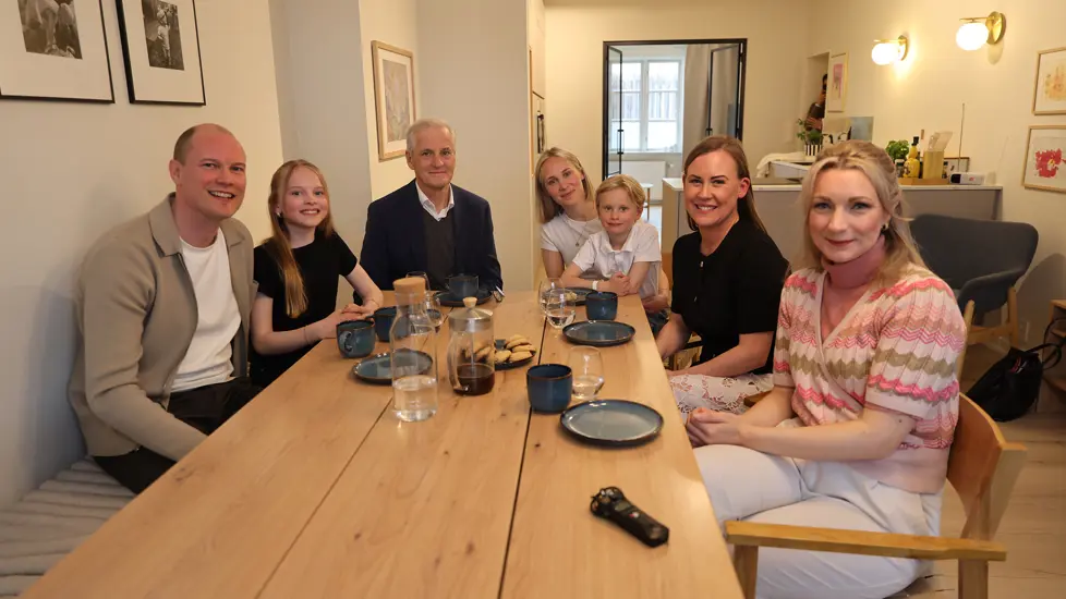 Statsråder og familie rundt bordet.