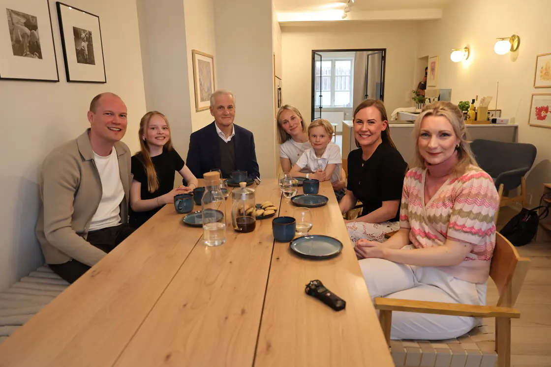 Statsråder og familie rundt bordet.