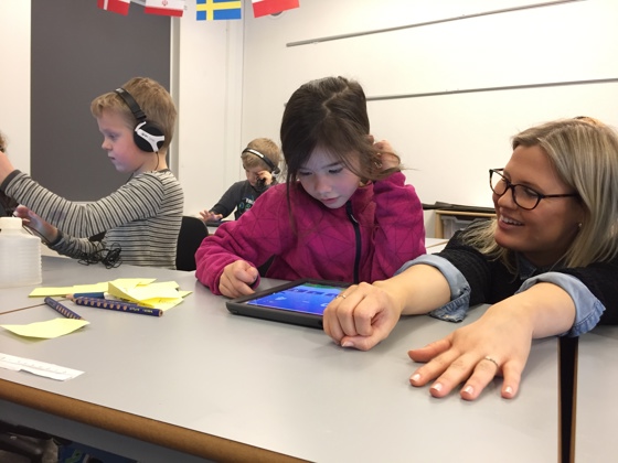 Nyutdannet lærer underviser førsteklassinger.