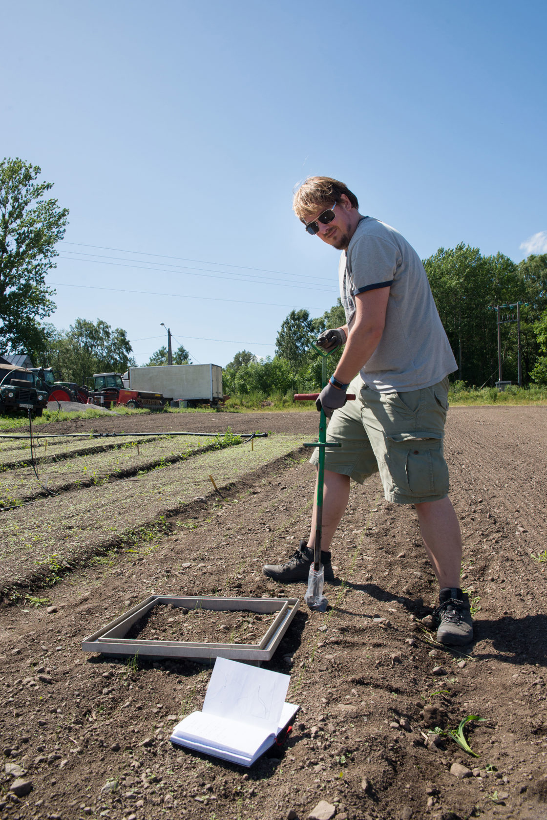 Forsker Simon Weldon tar jordprøver for å måle temperatur og fuktighet.