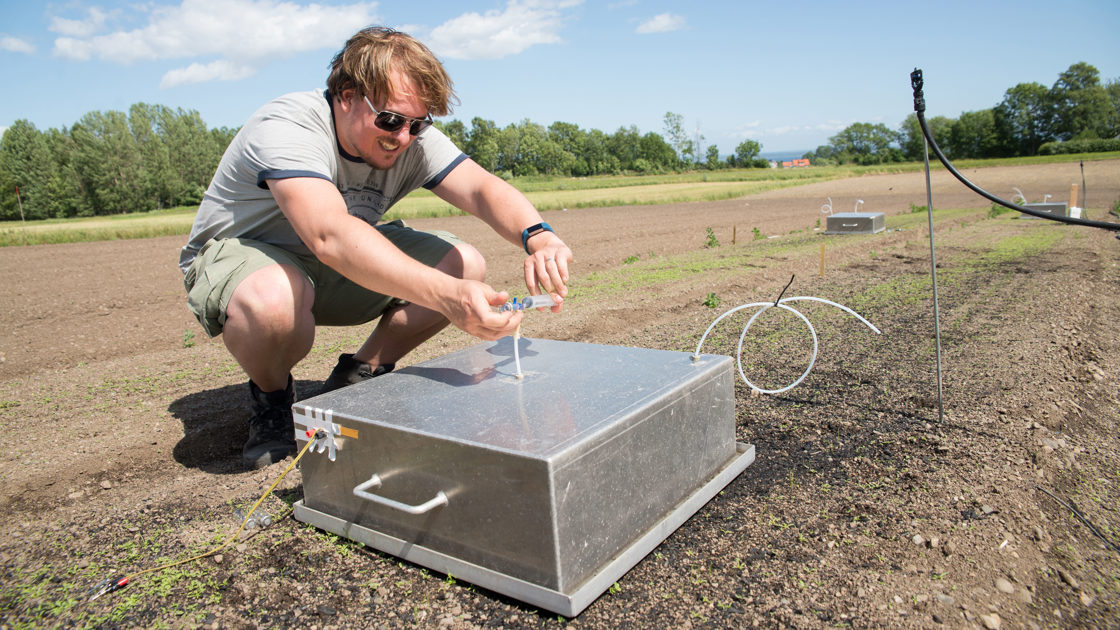 NIBIO-forsker Simon Weldon undersøker hvordan ulike blandinger med biokull og organisk materiale påvirker klimagassutslipp fra jorda