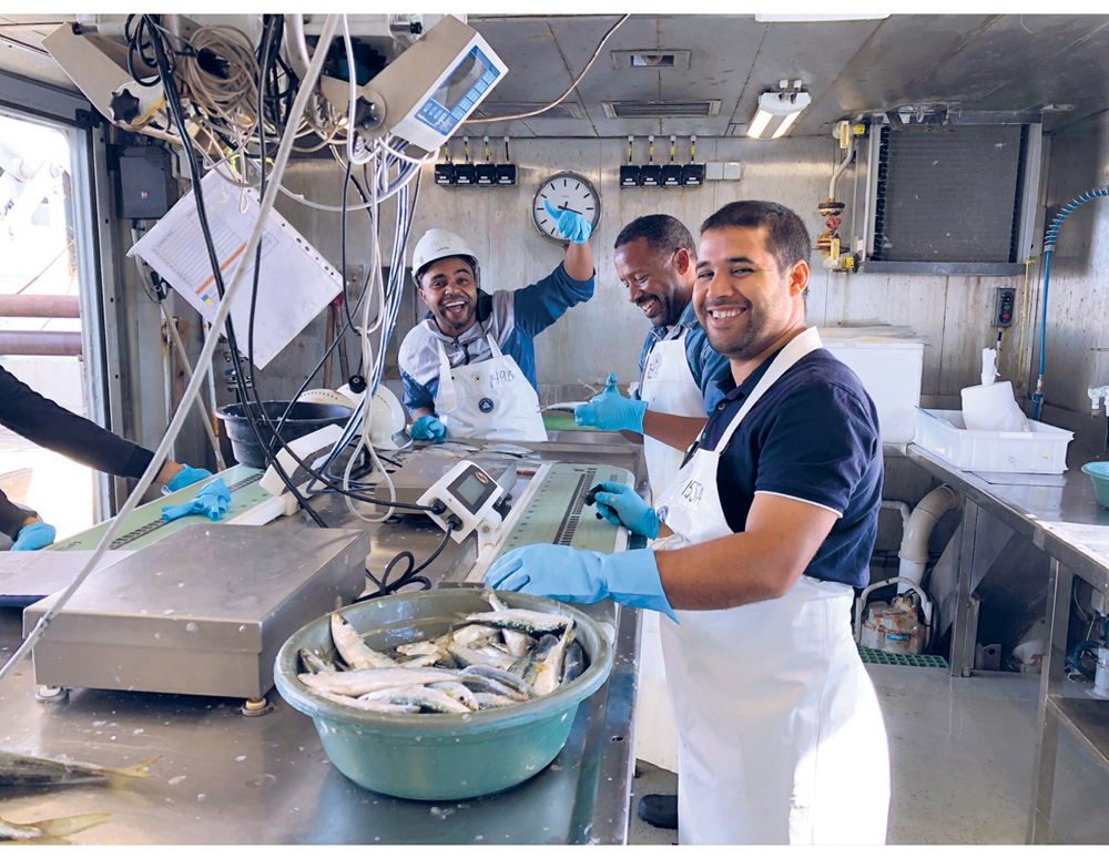 Figur 2.10 Marokkanske teknikarar frå ulike forskingsinstitutt seglar med EAF Nansen langs Afrika sin vestkyst. Denne delen av toktet gjekk frå Cap Cantin til Tanger i Marokko. 
