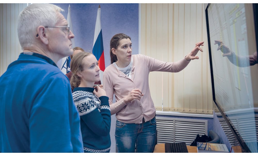 Figur 2.5 Norske og russiske forskarar diskuterar kva avvika i alderslesinga kan skuldast. 
