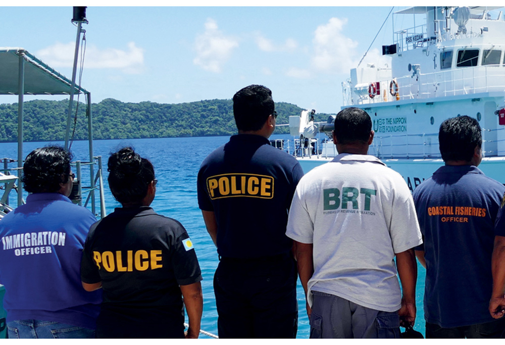 Figur 2.8  Samarbeid på tvers av etatar er berebjelken i Blå rettferd-initiativet. Bilete er frå Palau, kor mange etatar jobbar saman mot fiskerikriminalitet
