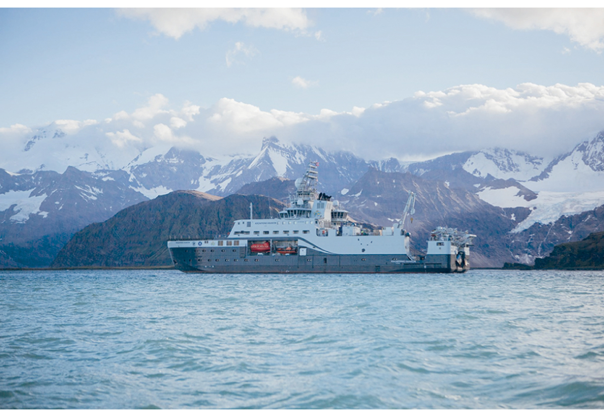 Figur 3.12 Det nye isgåande forskingsfartøyet Kronprins Haakon har Arktis og Antarktis som primære operasjonsområder, men kan òg dra på tokt i meir «opne» farvatn i Barentshavet i Norskehavet. Her er fartøyet utanfor Grytviken, Sør Georgia.
