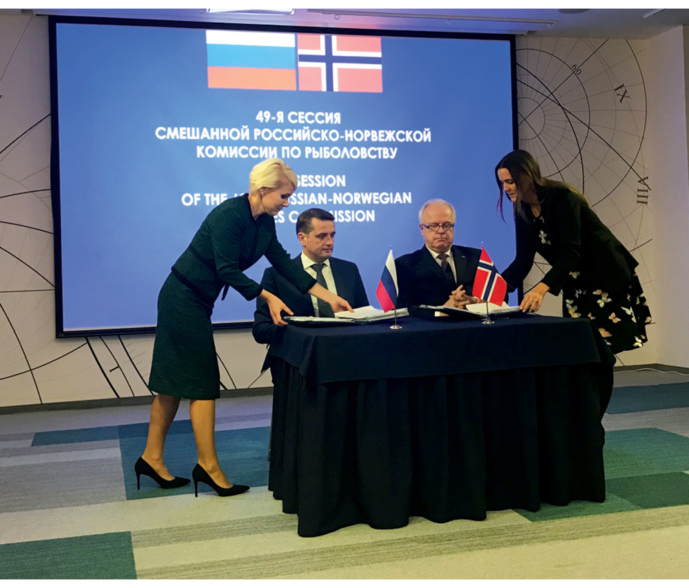 Figur 3.5 Delegasjonsleiarane Ilja Vasiljevitsj Sjestakov og Morten Berg ved underskrivinga av den norsk-russiske fiskeriavtalen for 2020
