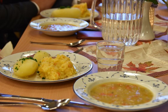 Kjøkkenet serverer jamt norsk tradisjonsmat frå egen region og ønskjer i større grad å ta i bruk lokale råvarer