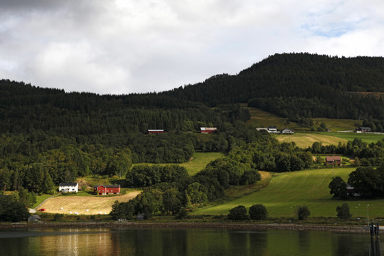 Det meste av jordbruksarealet i Møre og Romsdal er fulldyrka jord som er veleigna til åkervekster og eng. Tilgang på slike areal er avgjerande for landbruket i fylket.