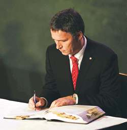 Figur 3.1 Det er viktig at bruk av militærmakt oppfattes som legitim. Statsminister Jens Stoltenberg underskriver Konvensjonen om forbud mot klasevåpen i Oslo Rådhus 3. desember 2008.
