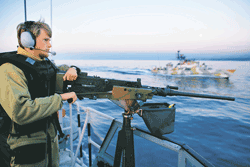 Figur 3.2 Enhver norsk deltakelse skal være forankret i et klart og utvetydig FN-mandat eller annet anerkjent folkerettslig grunnlag. Mannskap om bord i KNM Tjeld under deltakelse i UNIFIL II