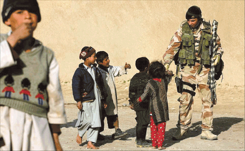 Figur 3.5 Norsk soldat fra ISAF-styrken på patrulje i Afghanistan, hvor de bidrar til økt sikkerhet, stabilisering og gjenoppbygging