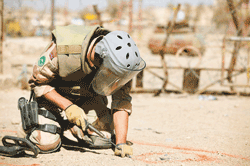 Figur 3.8 En norsk ISAF-soldat rydder miner i et minefelt utenfor Kabul, Afghanistan