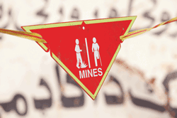 Figur 4.10 Mineskilt i et minefelt utenfor Kabul. Vedvarende psykisk press som en følge av fare for miner ol. er belastende for personellet
