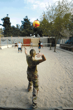 Figur 4.5 Volleyballkamp i Meymaneh, Afghanistan. Rekreasjon, avkobling og velferd er viktig under gjennomføring av operasjoner ute