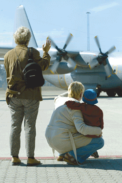 Figur 4.7 Familie og pårørende vinker farvel til norske soldater i forbindelse med avreise til utenlandsoperasjon