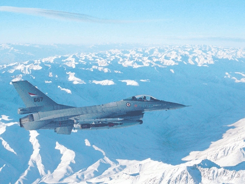 Figur 4.9 Et norsk F-16 fly i luftrommet over Afghanistan.