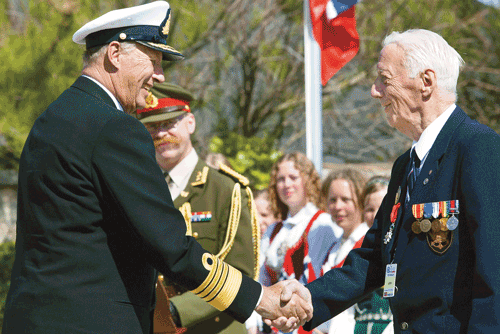 Figur 5.3 Hans Majestet Kong Harald V hilser på Gunnar Knudsen under 60-årsmarkeringen for D-dagen i Normandie. Seremonier er viktige symbolske handlinger for å anerkjenne personellets innsats