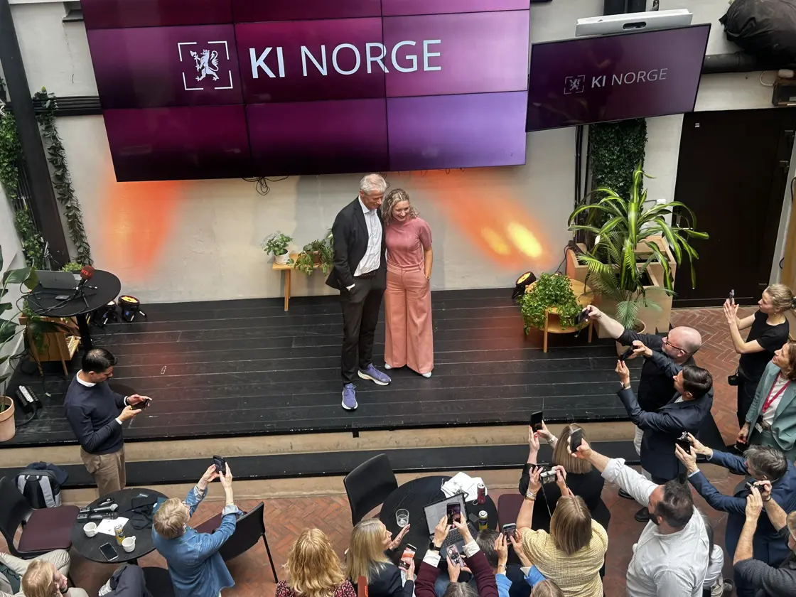Tung og Holte blir tatt bilde av