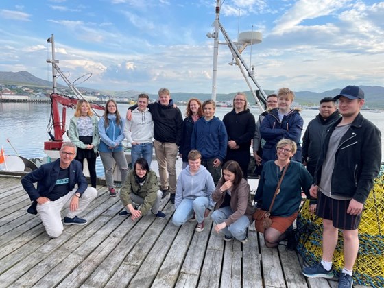Fiskeri- og sjømatminister Odd Emil Ingebrigtsen møtte ungdomsfiskere på havna i Mehamn.