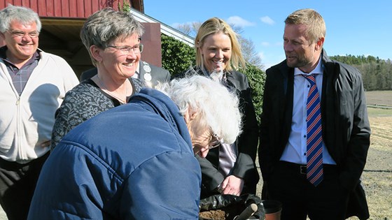 Bent Høie og Sylvi Lishaug besøker Vittersø gård sitt Inn på tunet tilbud 