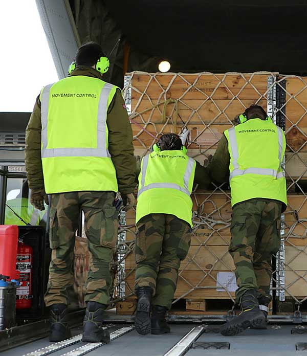Figur 3.2 Klargjøring og lasting av norsk militært materiell før forsendelse til Ukraina. 