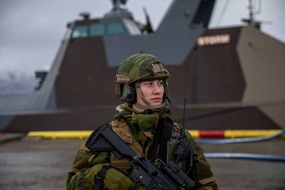 Figur 3.4 Menig fra Marinens Logistikkommando holder vakt under et oppdrag på øvelse Cold Response 22. 