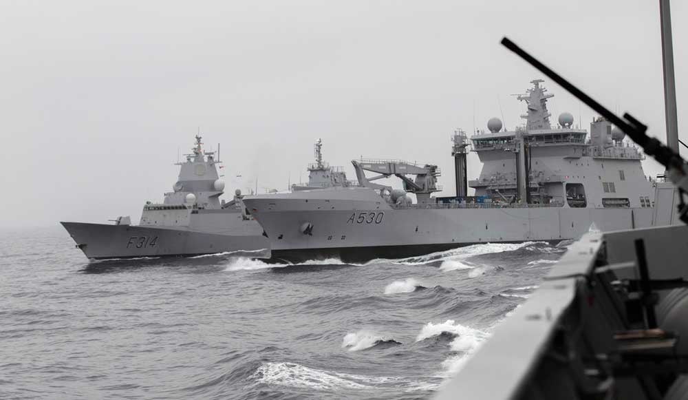 Figur 4.1 KNM Roald Amundsen gjennomfører Replenishment at Sea (RAS)  med KNM Maud og KNM Thor Heyerdahl i Nord-Norge under øvelse Cold Response 2022. 