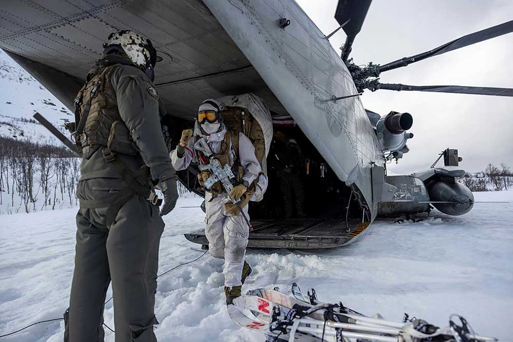 Figur 4.2 US Marine Corps flyr inn norsk patrulje under øvelse Cold Response 2022. 