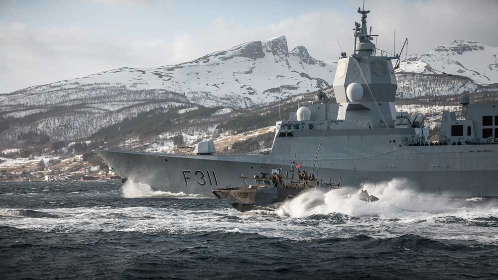 Figur 6.1 Stridsbåten KNM Oddane og fregatten KNM Roald Amundsen under øvelse Cold Response 2022. 