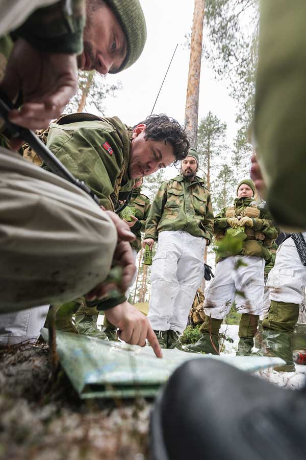 Figur 7.6 Soldater fra HV 05 Birkebeinerne utrykningsområde planlegger under øvelsen Cold Response 22. 