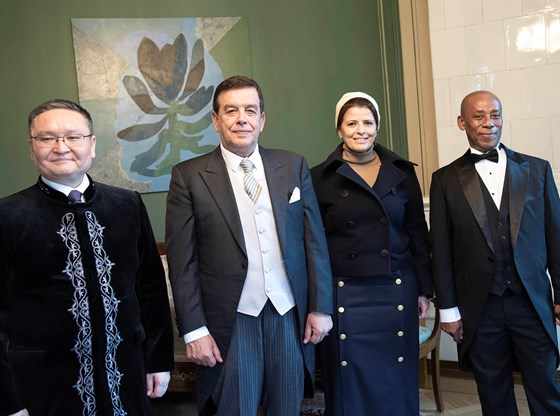Fra venstre: Kasakhstans ambassadør, H.E. herr Yerkin Akhinzhanov, Albanias ambassadør, H.E. herr Virgjil Kule, Qatars ambassadør, H.E. Sheikha Moza Al-Thani, Lesothos ambassadør, H.E. herr Sekhulumi Paul.