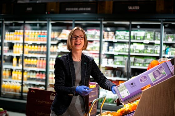 Næringsminister Iselin Nybø i fruktavdelingen i en dagligvarebutikk 