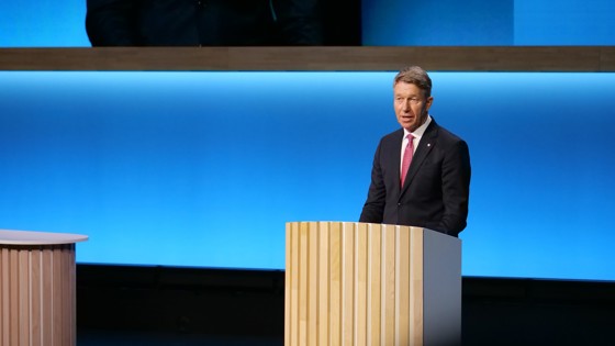 The Minister of Energy on stage with a blue background. The picture is from the Autumn Conerence.