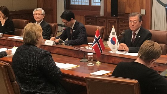 Statsminister Erna Solberg møter Sør-Koreas president Moon Jae-in.