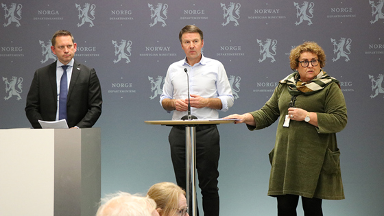 Landbruks- og matminister Olaug Bollestad og  statssekretær Vegard Einan i ASD har blitt orientert om hva næringen vil gjøre for at kritikkverdige arbeidsforhold ikke skal gjenta seg.