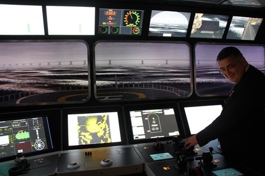OEDs statssekretær Freiberg på besøk til Kongsberg Maritime sin simulator i Rio.