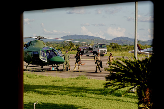 Mennesker fra Brasils miljøpoliti foran heliktopter