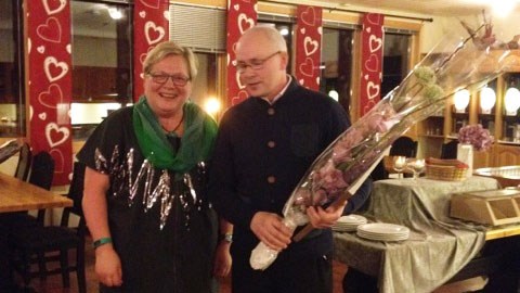 Landbruksdirektør Berit Nergård Nyre overrekker prisen for Årets beitelag i Troms til leder i Målselv beitelag Georg Hegstad. 