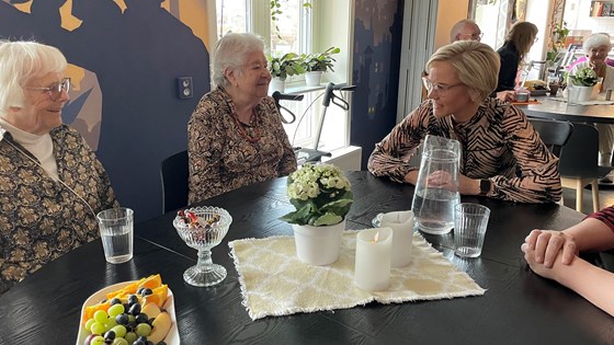 Kjerkol ontmoet bewoners Carrie (links) en Esther bij een groot huis in Pastor Fanges vei tijdens de start van reparatiewerkzaamheden deze week. 
