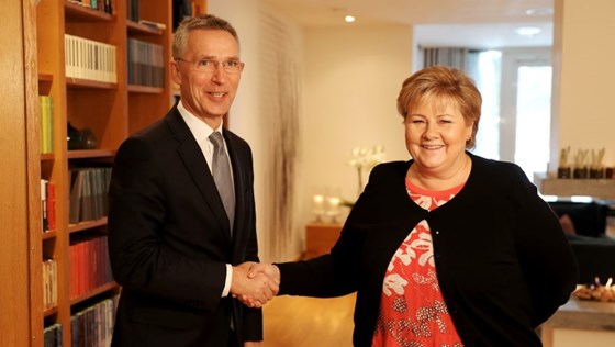 Statsminister Erna Solberg ønsker NATOs generalsekretær Jens Stoltenberg velkommen.