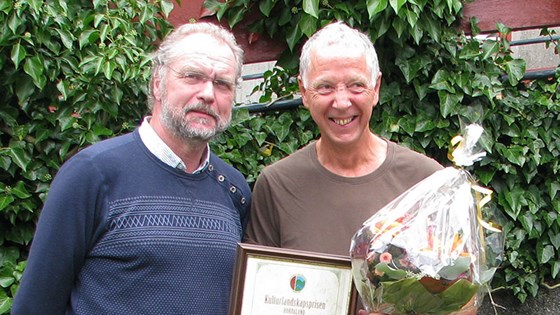 Fylkesmann Lars Sponheim delte ut prisen til leiar for Interesselaget Postvegen Ølfarnes–Herøysund, Ove Tvedt. 