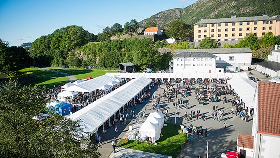 Matfestivalen på det store «konsertområdet» på Koengen, rett ved festningen, der Bergen Ølfestival haldt hus.