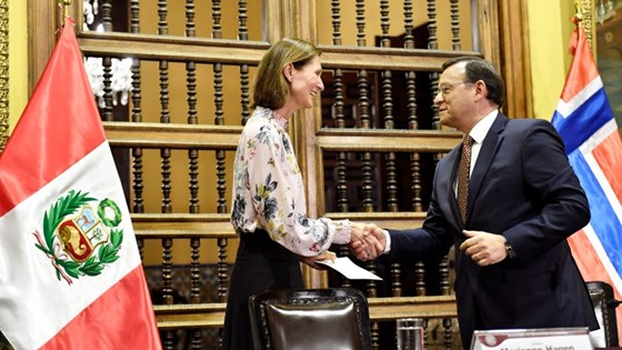 Statssekretær i Utanriksdepartementet Marianne Hagen og utanriksminister i Peru, Nestor Popolizio Bardala håndhilser.
