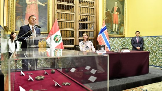 Utanriksminister i Peru Nestor Popolizio Bardal på talerstolen.