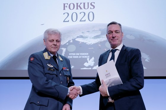 Sjef Etterretningstjenesten Generalløytnant Morten Haga Lunde under fremmleggelsen av Fokus 2020 og overleverte et eksemplar til Forsvarsminister Frank Bakke-Jensen 10 februar 2020