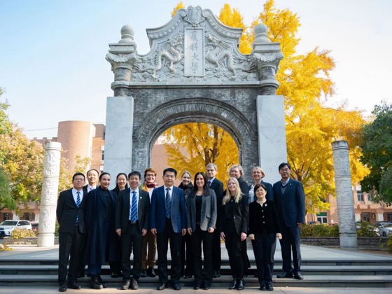 NIBIO har samarbeid med China Agricultural University i Beijing. På sin tur til Kina fikk stattsekretær Hanne-Berit Brekken høre mer om hvordan institusjonene i Norge og Kina utveksler kunnskap og erfaringer.