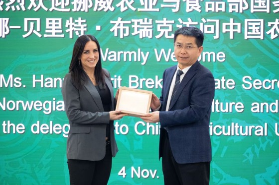 Statssekretær Brekken får omvisning ved China Agricultural University.