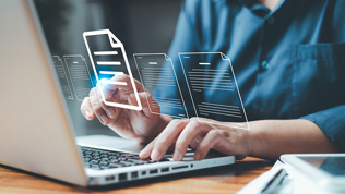 PC og person som leser dokumenter