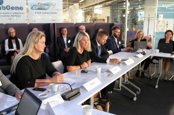 Næringsminister Monica Mæland og helse- og omsorgsminister Bent Høie ved eit møtebord saman med fleire representantar frå helsesektoren, næringslivet og verkemiddelapparatet.